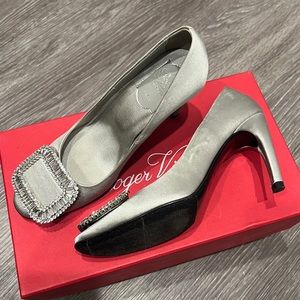 Roger Vivier Crystal Buckle Pumps Satin Silver/Grey